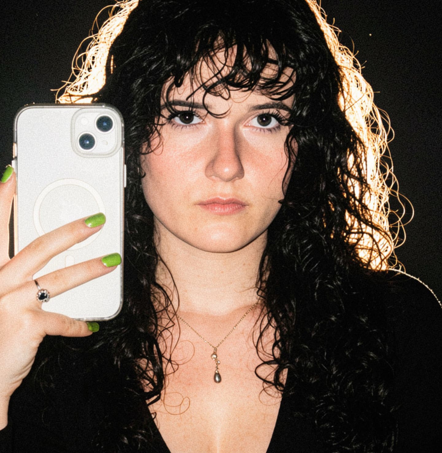 Maud, designer graphique, photographiée avec son téléphone